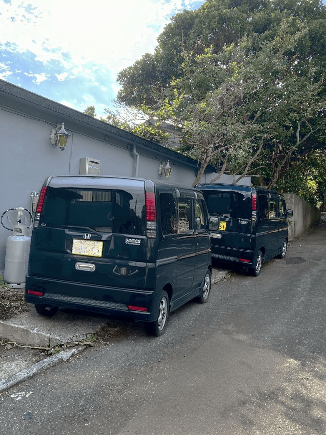 道路沿いにある駐車場の画像